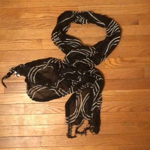 Black and white scarf 😎